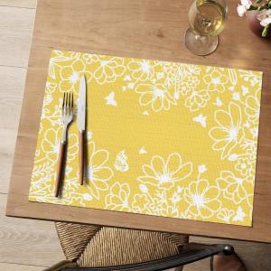Artoid Mode Pink Leaves Vinyl Round Placemats Set of 4, 14 Inch Washable Non-Slip Heat Resistant Woven Plastic Spring Table Mats for Party Kitchen Dining Decor(Yellow)