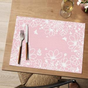 Artoid Mode Pink Leaves Vinyl Round Placemats Set of 4, 14 Inch Washable Non-Slip Heat Resistant Woven Plastic Spring Table Mats for Party Kitchen Dining Decor(Pink)